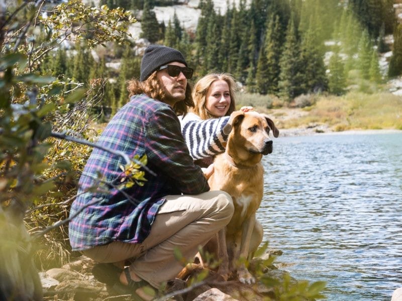 Pareja en Lago de Canadá con Perro